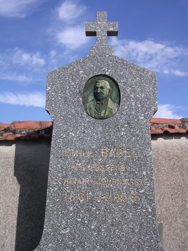 Tombe chanoine Emile Guillaume 1867 1932 nouveau cimetière