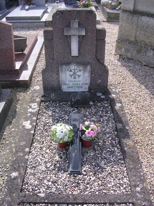 Tombe chanoine Emile Guillaume 1867-1932 nouveau cimetière